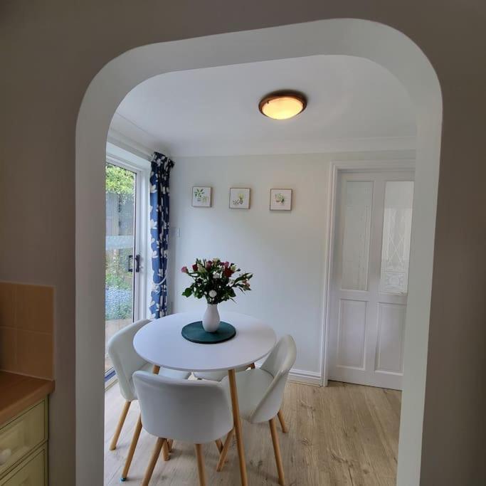 Cheerful, Cosy, One Bedroom Home With Patio And Parking Newbury  Ngoại thất bức ảnh