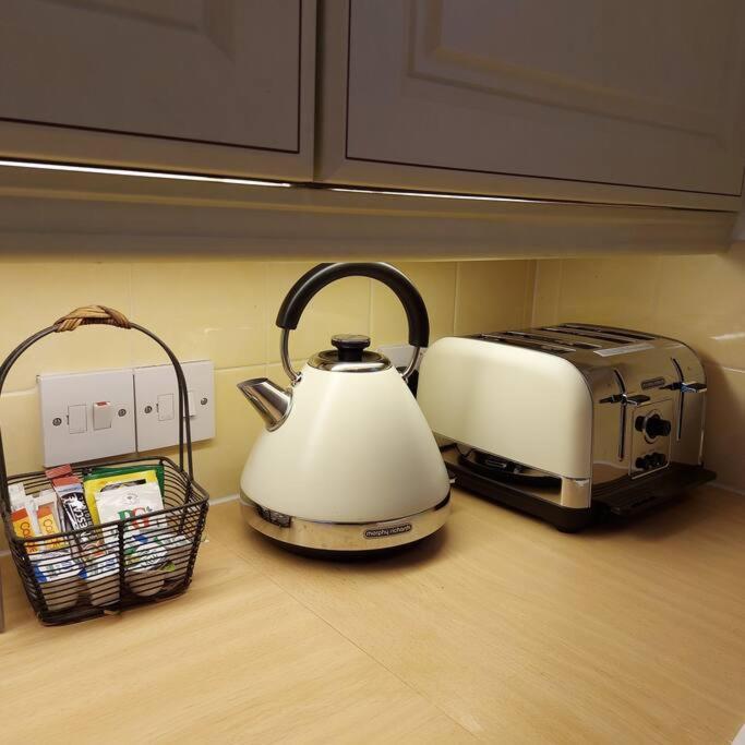 Cheerful, Cosy, One Bedroom Home With Patio And Parking Newbury  Ngoại thất bức ảnh
