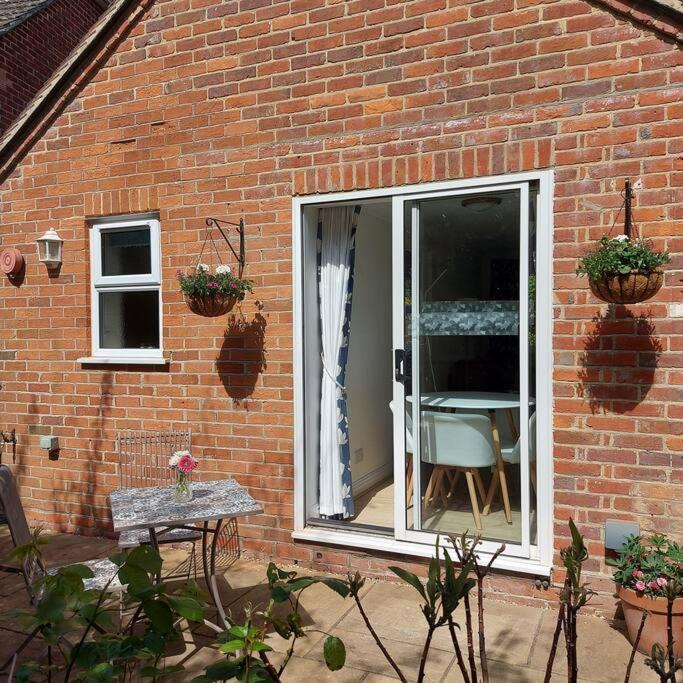 Cheerful, Cosy, One Bedroom Home With Patio And Parking Newbury  Ngoại thất bức ảnh